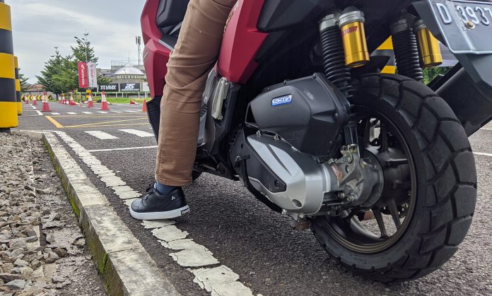 Pengendara Motor Harus Menurunkan Kaki Kiri Saat Berhent