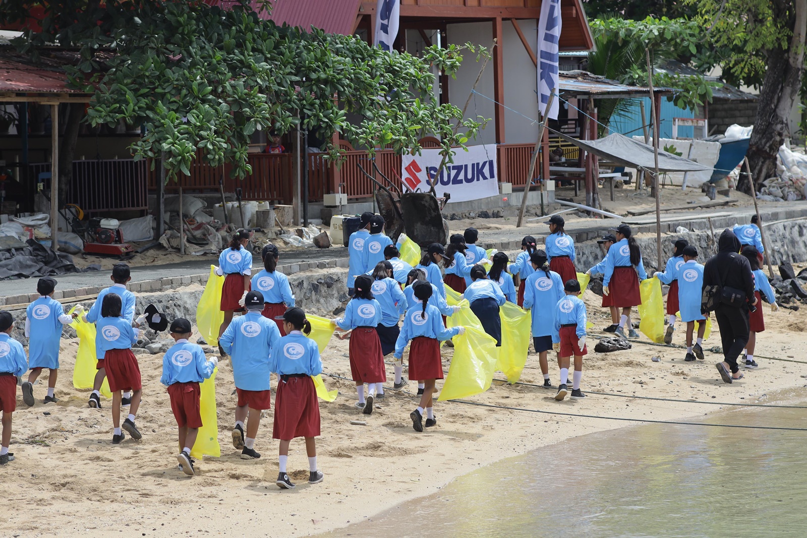 Kegiatan Suzuki Clean Up The World di Pantai Bunaken (4)