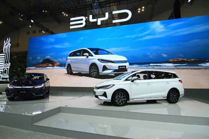 BYD M6