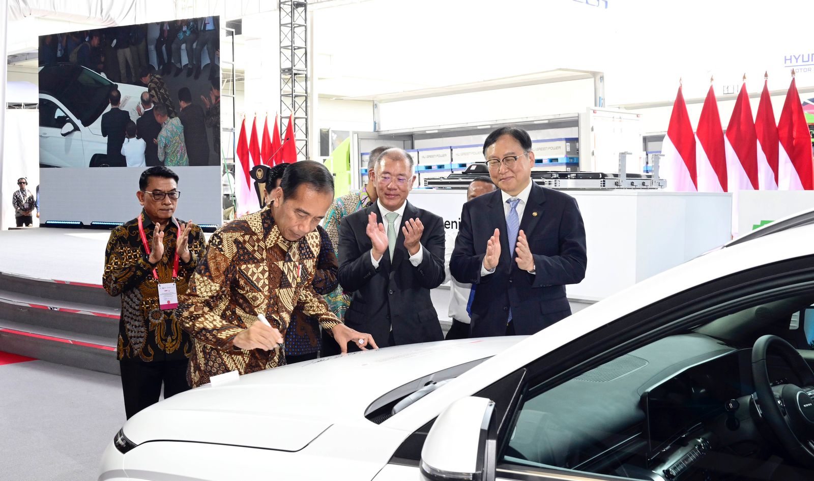 Jokowi Resmikan Pabrik Baterai Mobil Listrik di Karawang 2