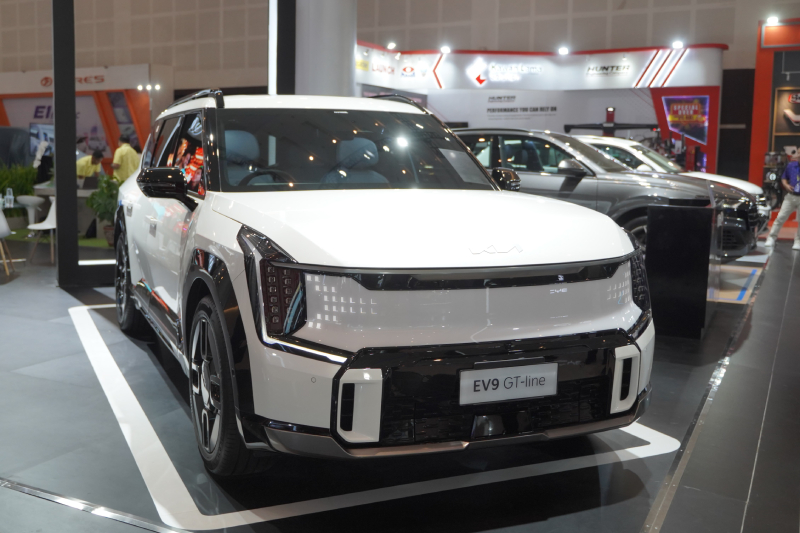 Kia EV9 GT-Line tampil bersama Kia Seltos di GIIAS Surabaya 2024