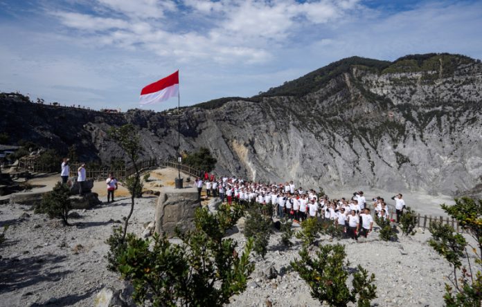 Klub Ducati Gelar Upacara Bendera di Tepi Kawah Tangkuban Parahu 1