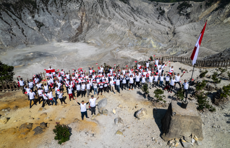 Klub Ducati Gelar Upacara Bendera di Tepi Kawah Tangkuban Parahu 