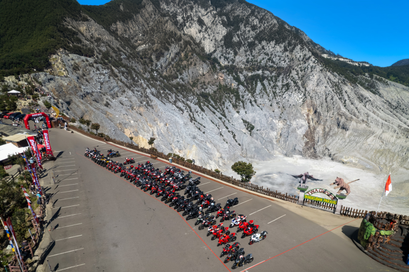 Klub Ducati Gelar Upacara Bendera di Tepi Kawah Tangkuban Parahu 