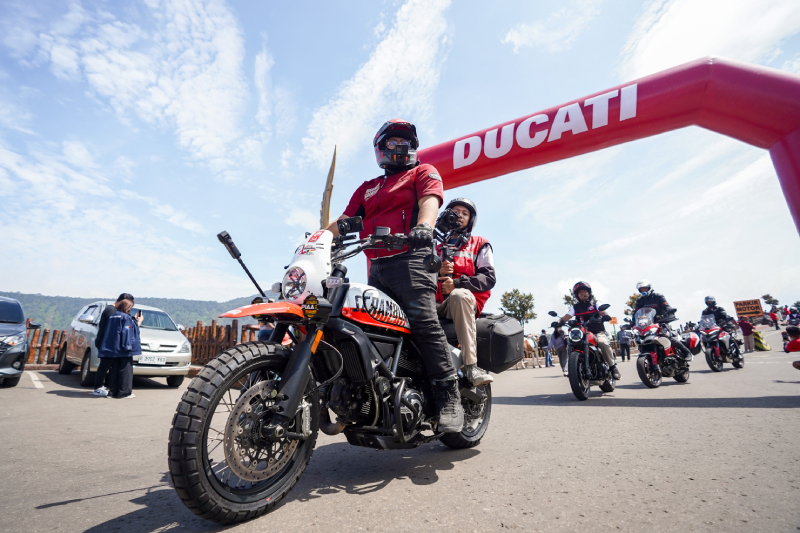 Klub Ducati Gelar Upacara Bendera di Tepi Kawah Tangkuban Parahu 