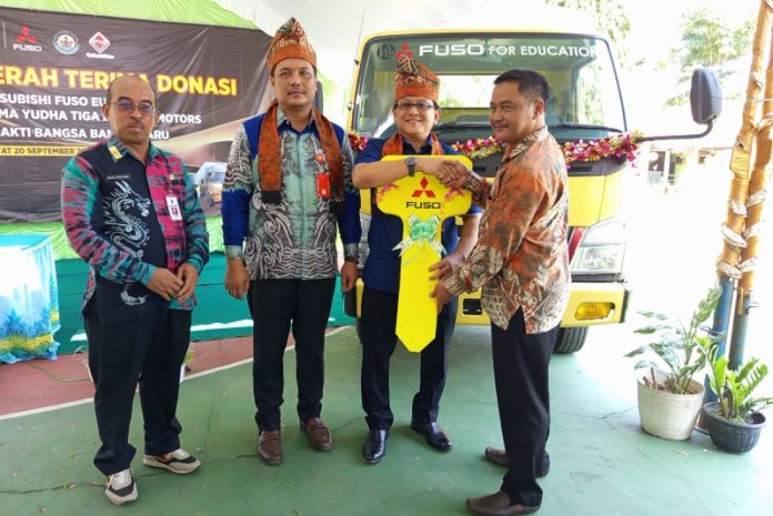 Donasi Mitsubishi Fuso Canter Untuk SMK Banjarbaru