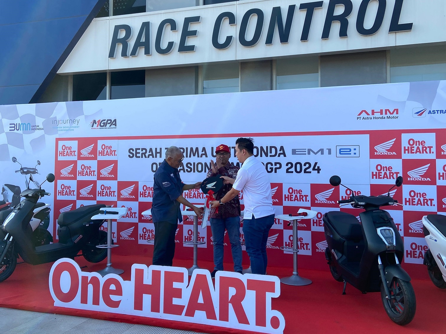 Honda EM1 e Motor Listrik Pertama Untuk Mobilisasi Pebalap MotoGP 1