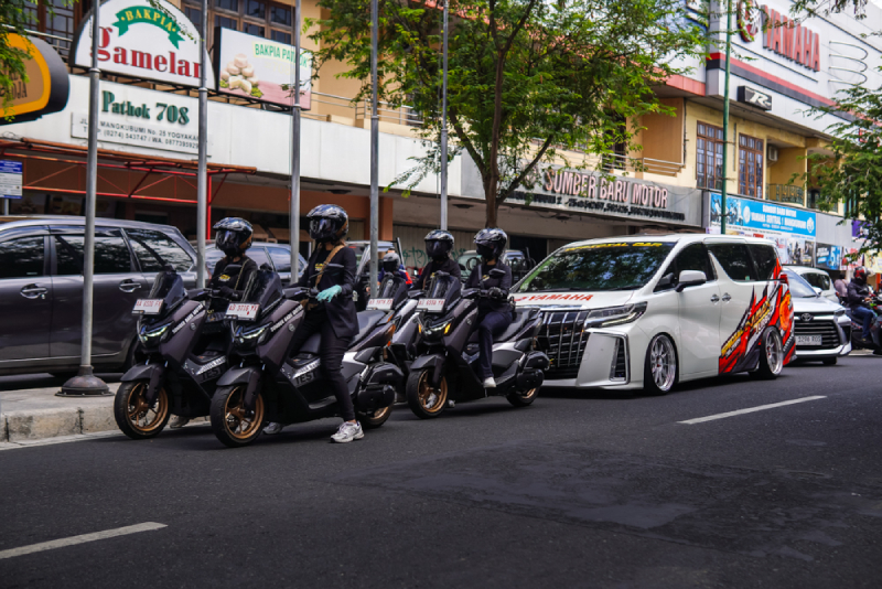 Yamaha Antar NMAX “TURBO” dan NMAX NEO Pakai Mobil Mewah